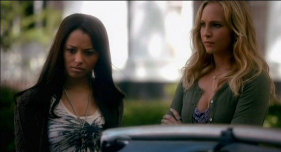 The-Vampire-Diaries-3x07-Bonnie-and-Caroline-talk-to-Damon